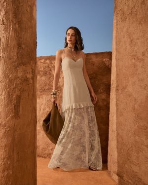 Vestido Corpo com Nervura e Saia Renda