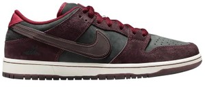 Foto do produto Tênis Nike RIOT Skateshop x Dunk Low SB Mahogany Dark Beetroot