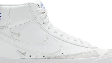 Foto do produto Tênis Nike Blazer Mid 77 SE Sisterhood - White Metallic Silver