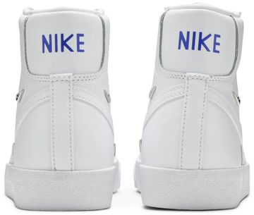 Foto do produto Tênis Nike Blazer Mid 77 SE Sisterhood - White Metallic Silver