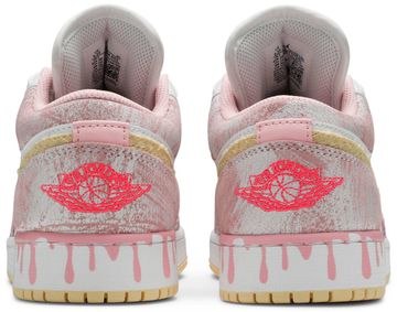 Foto do produto Tênis Air Jordan 1 Low GS Strawberry Ice Cream