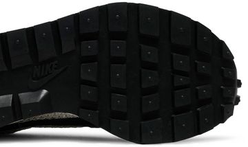 Foto do produto Tênis Nike Sacai x VaporWaffle SP Villain Red