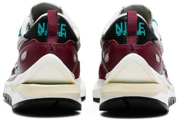 Foto do produto Tênis Nike Sacai x VaporWaffle SP Villain Red