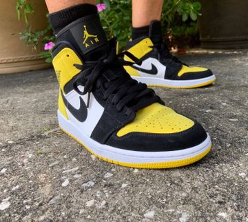 Foto do produto Tênis Air Jordan 1 Mid SE Yellow Toe 