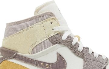 Foto do produto Tênis Air Jordan 1 Mid SE Craft Inside Out - Taupe Haze