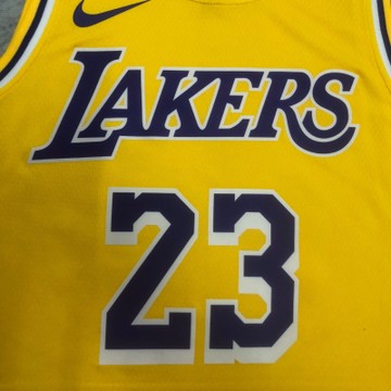 Foto do produto Regata NBA Los Angeles Lakers Gold Association Edition Swingman Jersey 2022/23 LeBron James 23