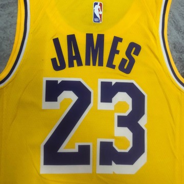 Foto do produto Regata NBA Los Angeles Lakers Gold Association Edition Swingman Jersey 2022/23 LeBron James 23