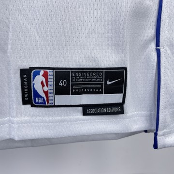 Foto do produto Regata NBA Dallas Mavericks Nike Association Edition Swingman Jersey Branca Kyrie Irving 11