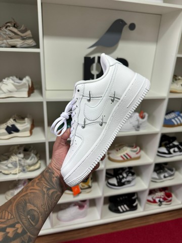 Foto do produto Tênis Nike Air Force 1 '07 LX Sisterhood - White Metallic Silver (PRONTA ENTREGA)