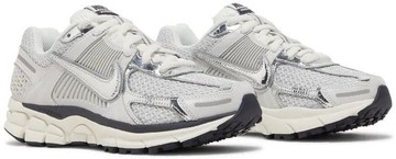 Foto do produto Tênis Nike Air Zoom Vomero 5 Photon Dust Metallic Silver