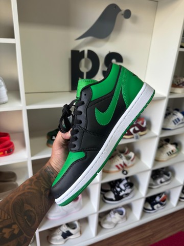 Foto do produto Tênis Air Jordan 1 Low Black Lucky Green (PRONTA ENTREGA)