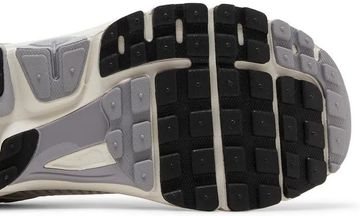 Foto do produto Tênis Nike Air Zoom Vomero 5 Metallic Pewter Gold