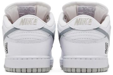 Foto do produto Tênis Nike Supreme x Nike Dunk Low SB White Metallic Silver