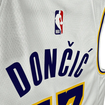 Foto do produto Regata NBA Los Angeles Lakers Association Edition Swingman Jersey Luka Doncic 77 Branca