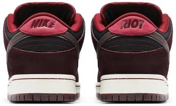 Foto do produto Tênis Nike RIOT Skateshop x Dunk Low SB Mahogany Dark Beetroot