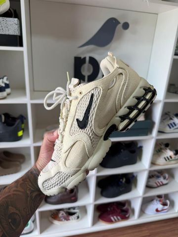 Foto do produto Tênis Nike Stussy x Air Zoom Spiridon Caged 2 Fossil (PRONTA ENTREGA)