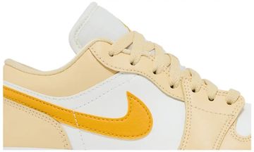 Foto do produto Tênis Air Jordan 1 Low Sail Yellow Ochre
