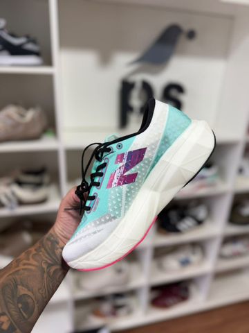 Foto do produto Tênis New Balance FuelCell SuperComp Elite v4 TCS NYC Marathon (PRONTA ENTREGA)