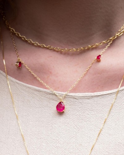 Colar dourado com pingentes cristais rosa