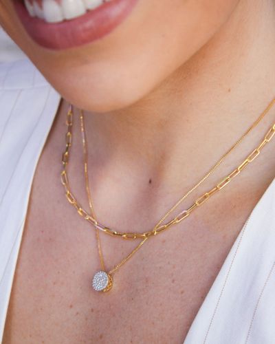 Colar Dourado Com Pingente Redondo Zircônias Brancas