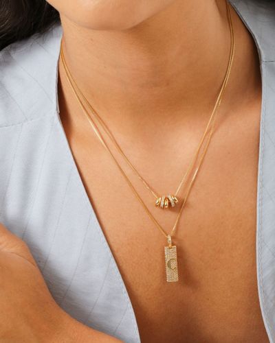 Colar dourado placa letra cravejado