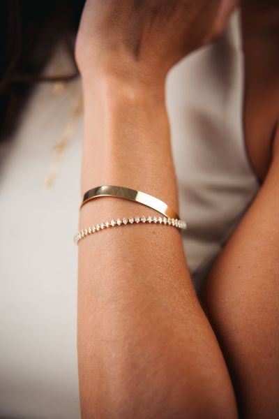 Bracelete dourado aberto liso