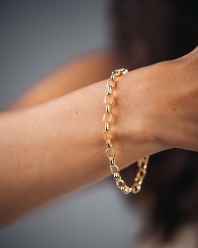 Pulseira dourada design de elos ovais lisos