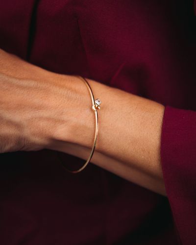 Bracelete dourado aro fino com detalhe ponto de luz