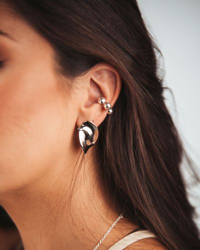 Piercing fake prateado liso design moderno de esferas
