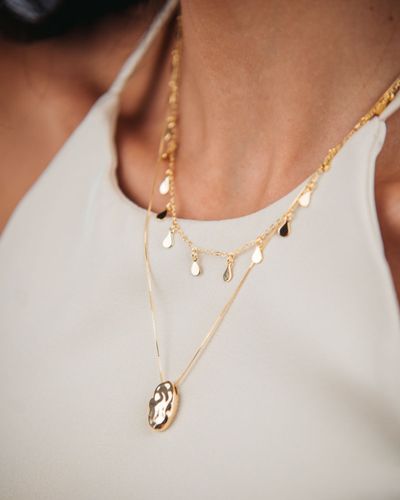 Choker dourada elos com medalhas