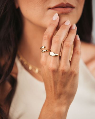 Anel dourado aberto design moderno 2 gotas 