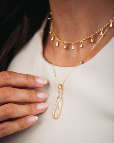 Colar Dourado Pingente Orgânico e Ponto de Luz