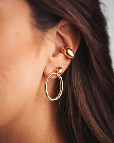 Brinco dourado oval vazado