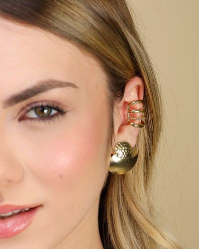 Brinco dourado detalhe martelado 