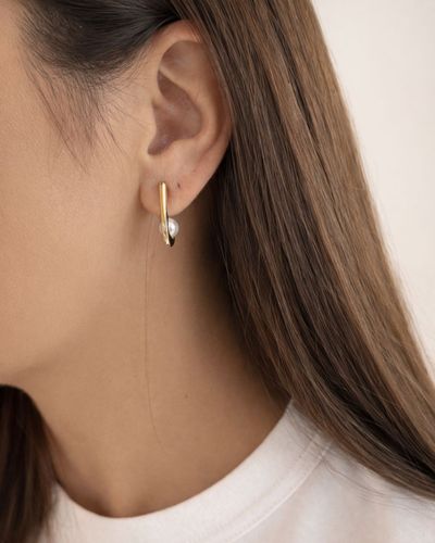 Brinco dourado meia argola com pérola