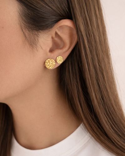 Brinco dourado redondo martelado M