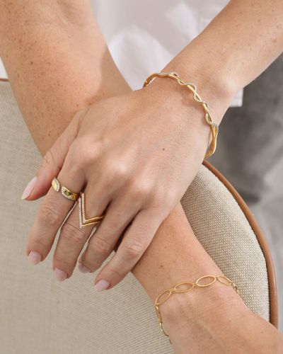Bracelete aro rígido ondulado com zircônia brancas