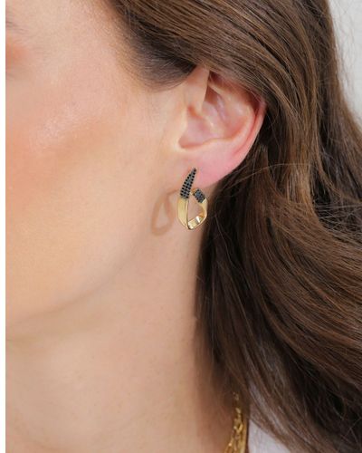 Brinco dourado frontal gota vazada zircônia negra