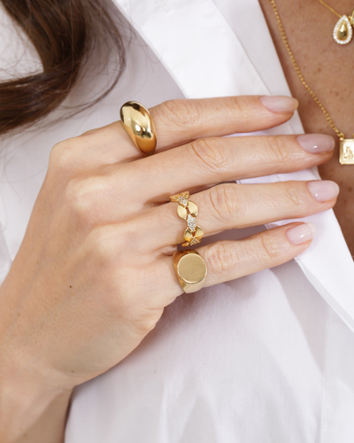 Anel dourado bold com textura lisa 