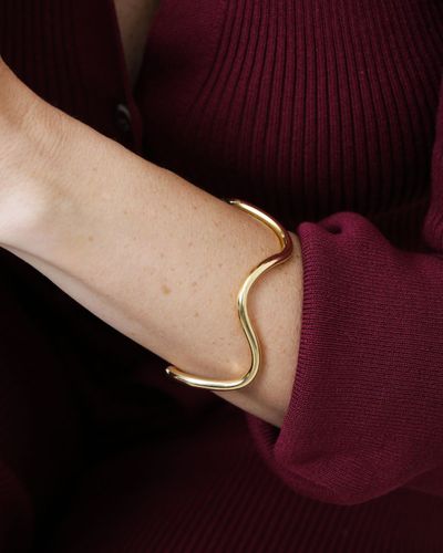 Bracelete dourado aro rígido design ondulado