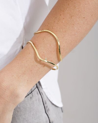 Bracelete dourado vazado organico e ponto de luz 