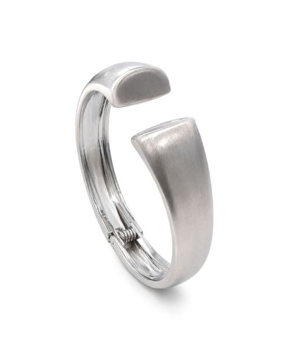 Bracelete prateado aberto acetinado fecho mola
