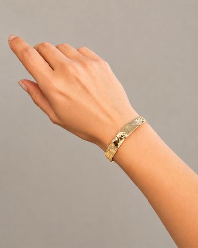 Bracelete dourado aberto martelado 