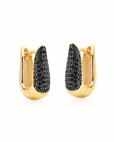 Argola oval dourada cravejada com zircônia negra