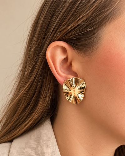 Brinco dourado orgânico ondulado 