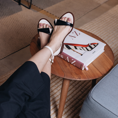 Sandália Baixa Miyake | Off White + Preto | salto baixo 2cm