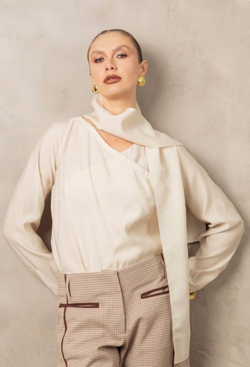 BLUSA COM ECHARPE CAQUI