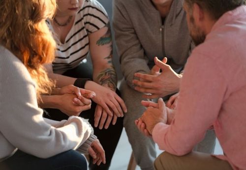 Qual a diferença dos grupos presenciais e virtual?