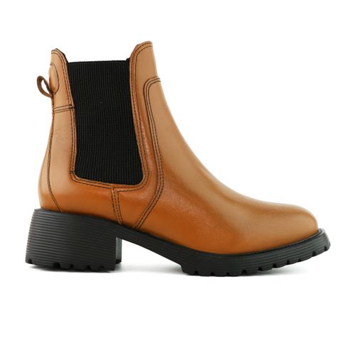 Bota cano curto de couro feminino marrom canela com elástico e solado tratorado 