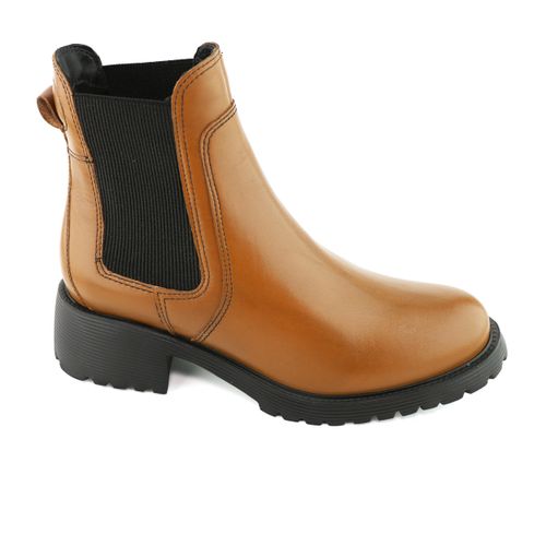 Bota cano curto de couro feminino marrom canela com elástico e solado tratorado 